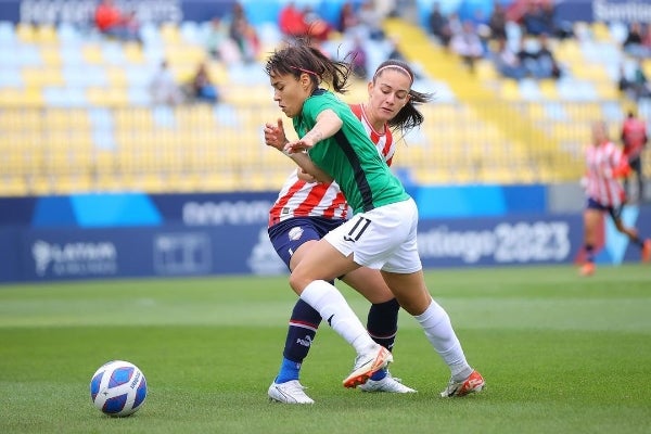 México y Paraguay disputando el balón