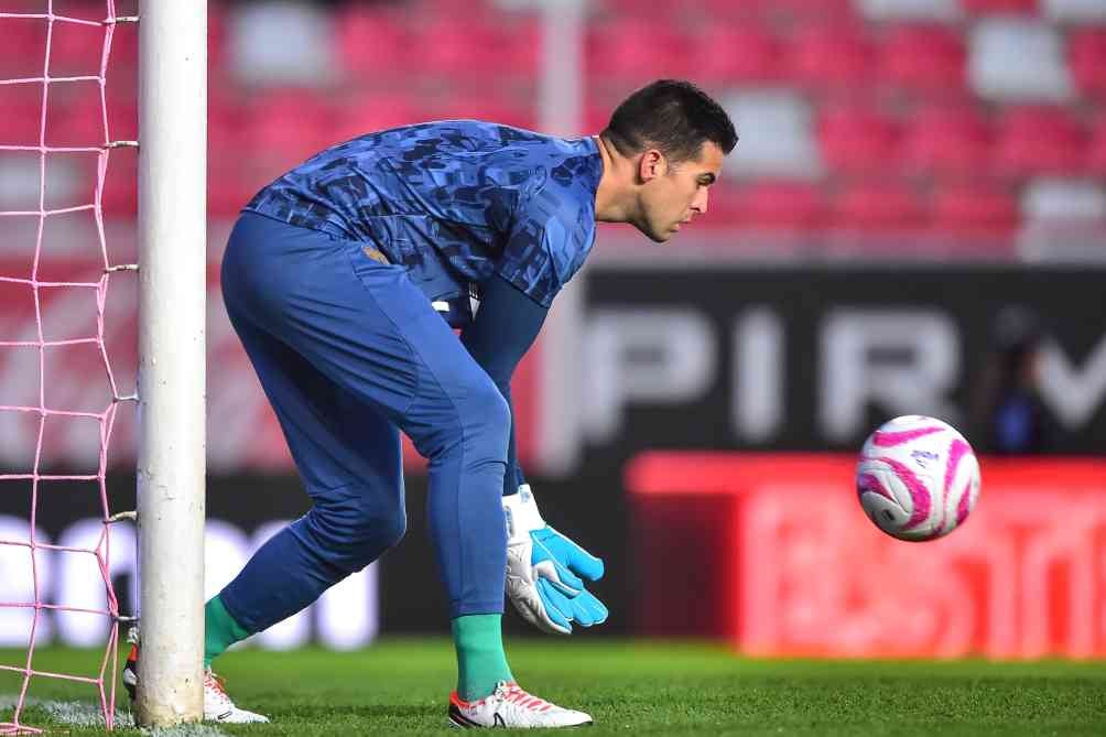 Julio González durante el calentamiento antes del juego contra Necaxa