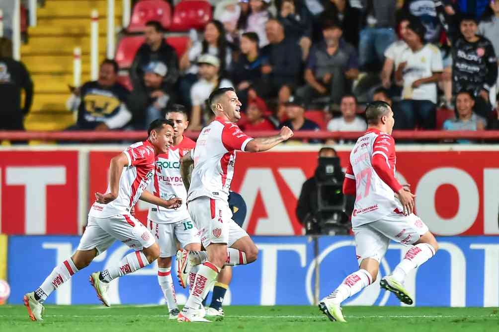 Jugadores de Necaxa en celebración tras vencer a Pumas