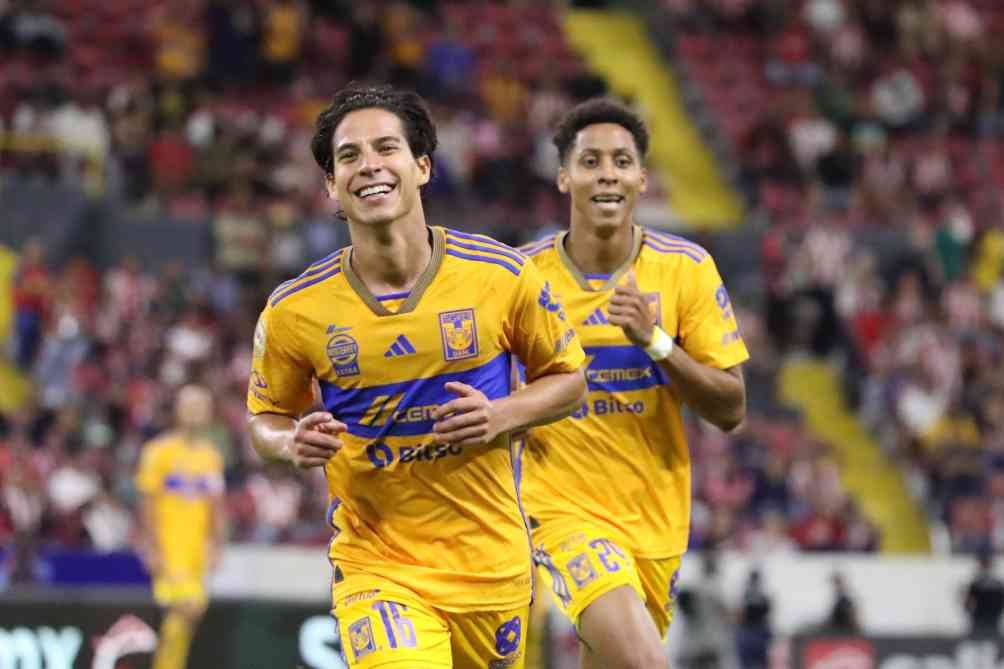 Lainez en celebración de su gol