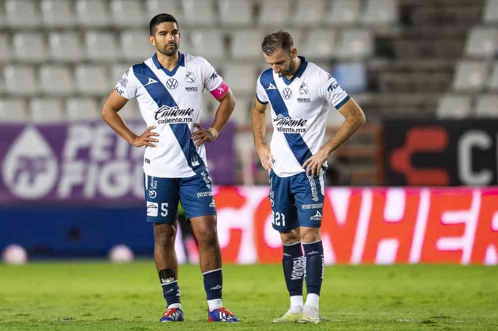 Jugadores del Puebla en lamento tras el empate