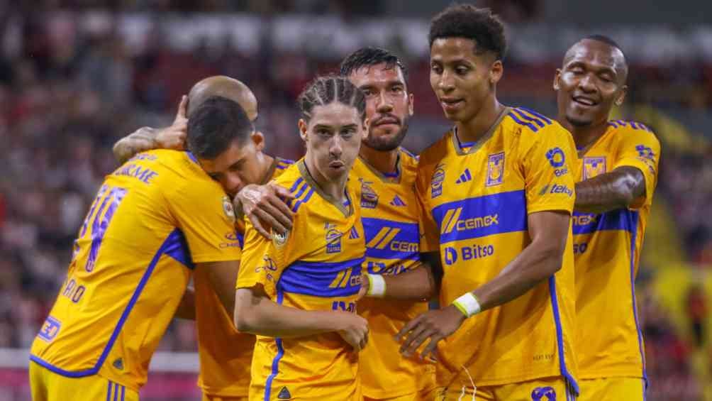 Marcelo Flores festeja con sus compañeros su gol frente a Chivas