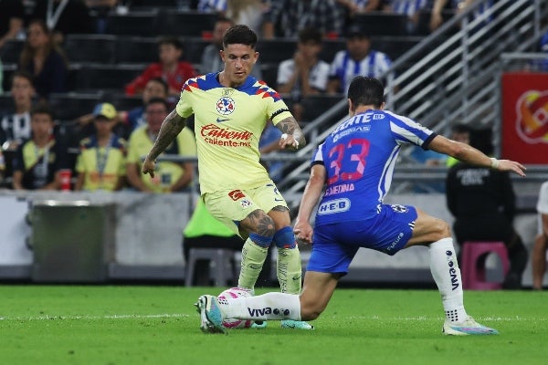 Brian Rodríguez con la playera del América 