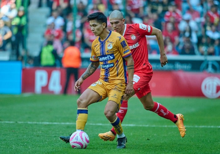 Toluca y San Luis disputando el balón