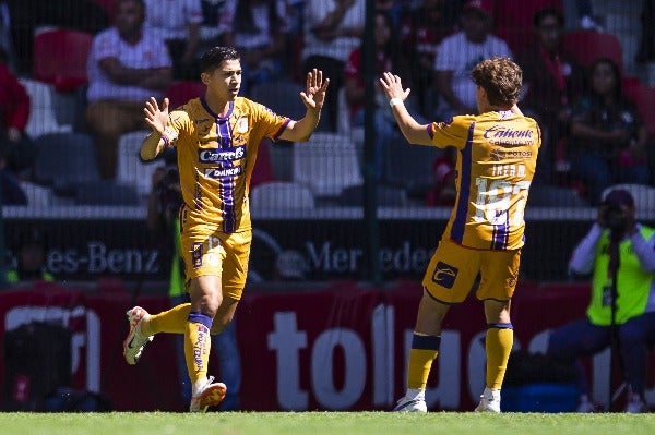 Ángel Zaldívar celebrando su gol 