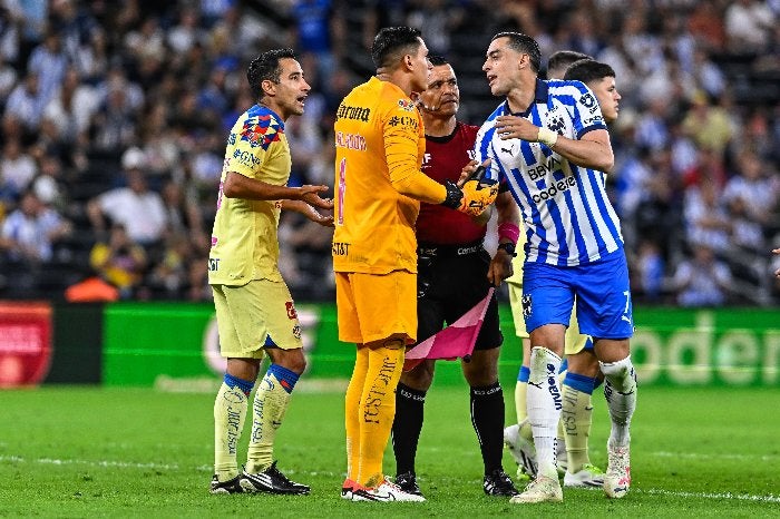 El juego entre América y Rayados estuvo repleto de fricciones