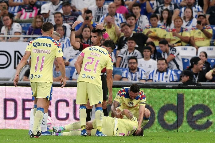 Brian Rodríguez, lesionado tras disputar balón con Gallardo