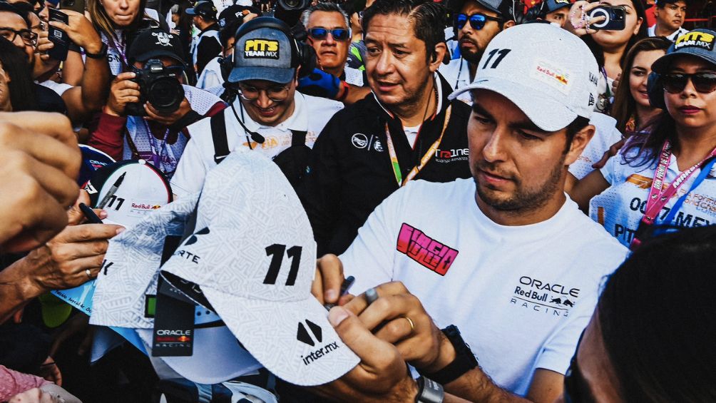 El piloto mexicano atendiendo a los fans previo al Gran Premio