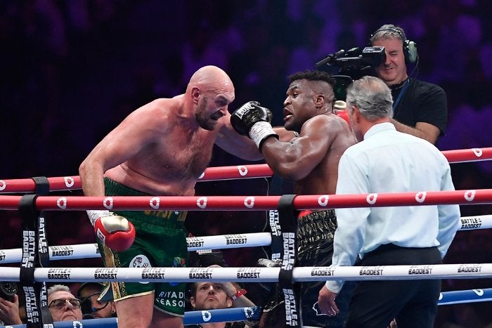 Tyson Fury venció por decisión dividida a Francis Ngannou