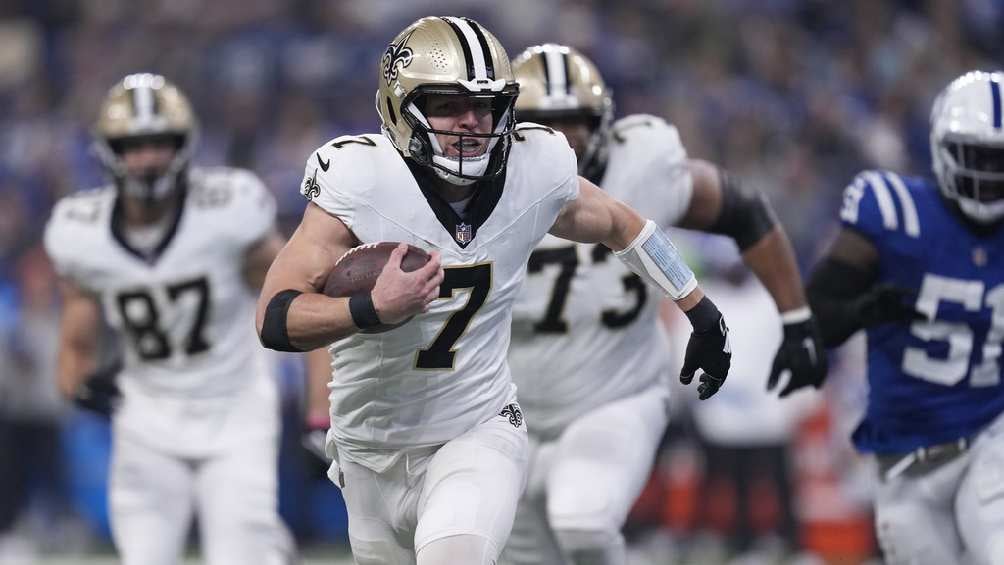 Taysom Hill corrió para 2 anotaciones