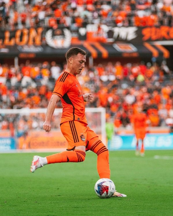 Houston Dynamo controlando el balón