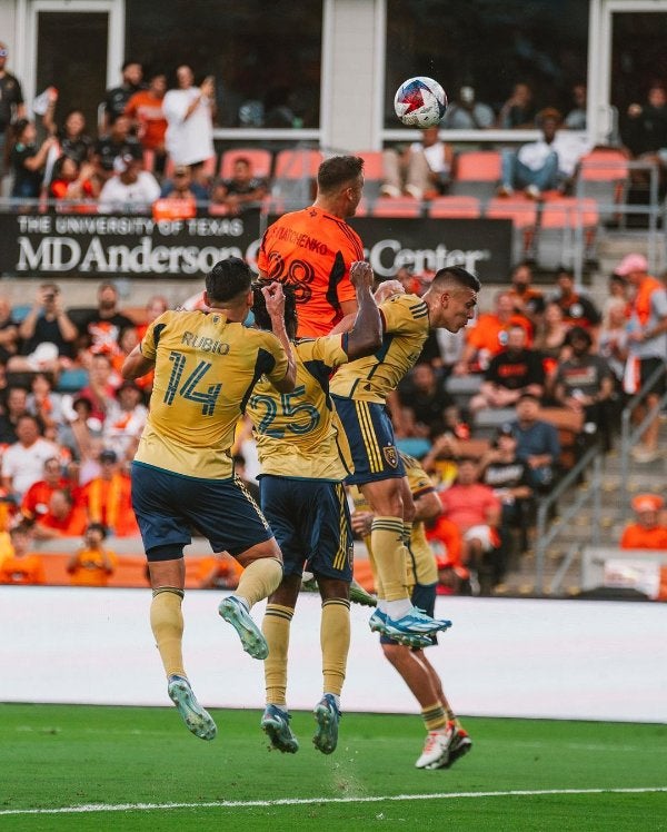 Houston Dynamo disputando el balón