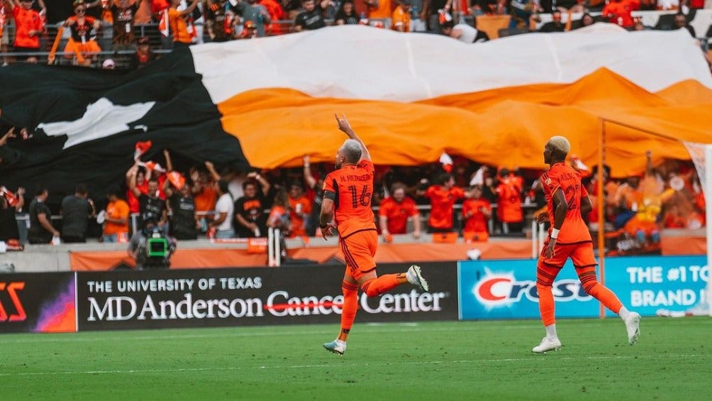 Héctor Herrera celebrando su gol 