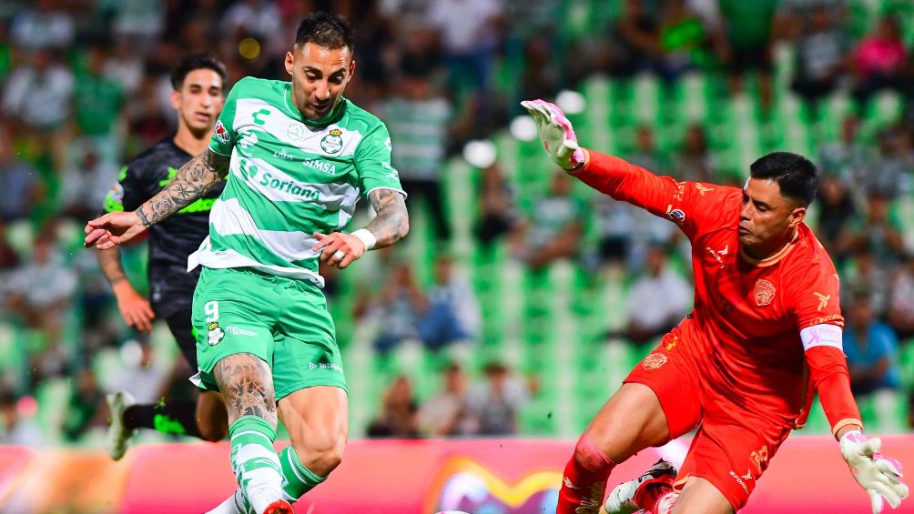 Correa peleando el balón con Talavera