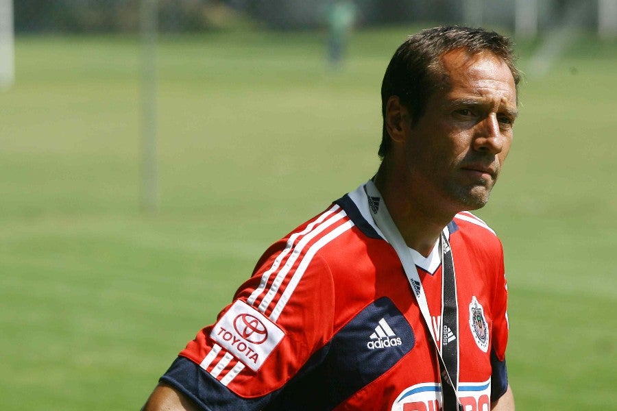 Johan Van't Schip, ex DT de Chivas, busca salvar al Ajax