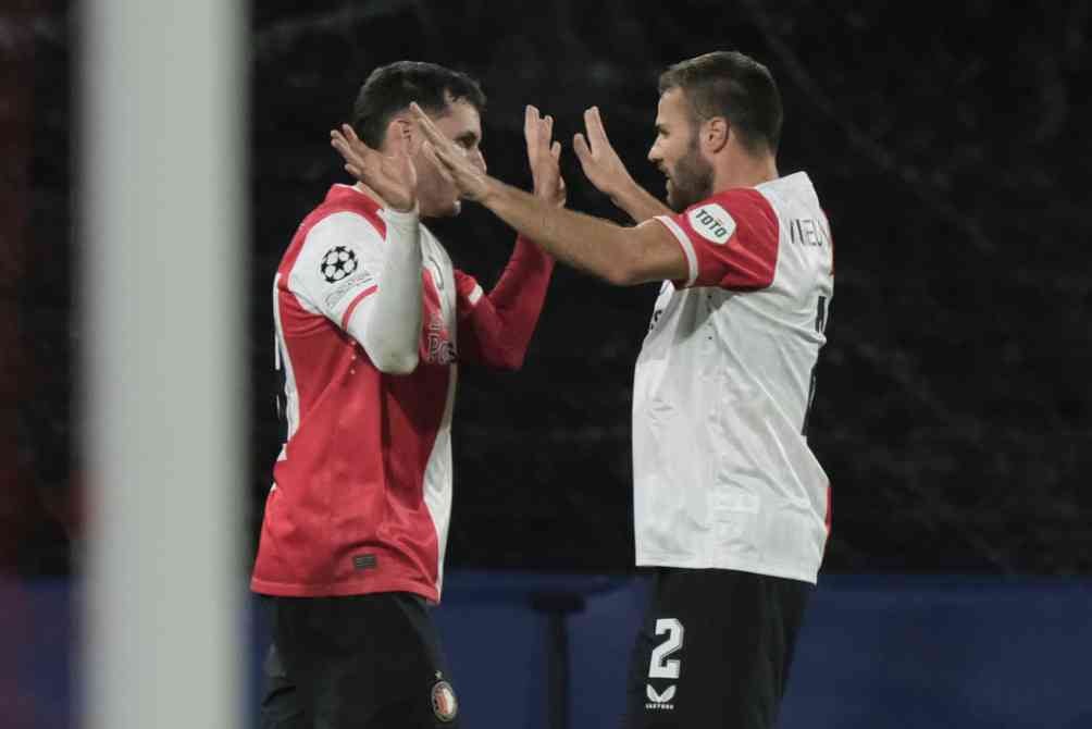 Santi en festejo de gol en Champions League