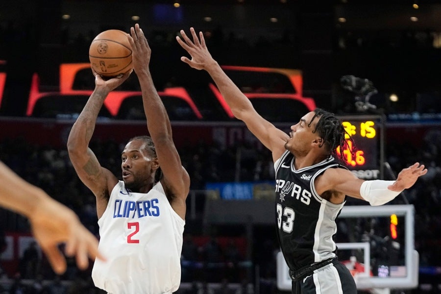 Kawhi Leonard contra Spurs