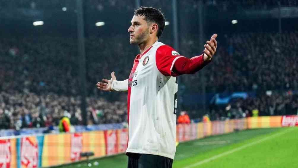 Santi Giménez en celebración de un gol 