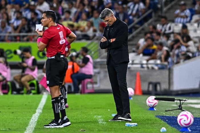 Tano Ortíz durante el partido ante América