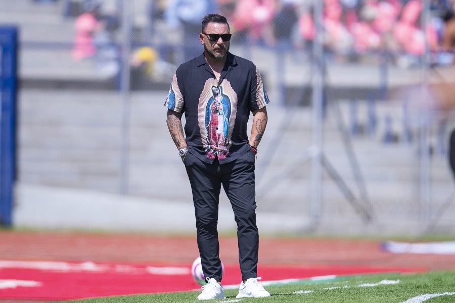 Antonio Mohamed con playera de la Virgen