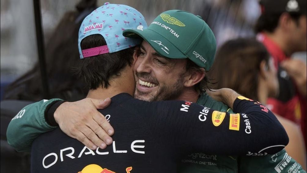 Fernando Alonso en un abrazo con Sergio Pérez