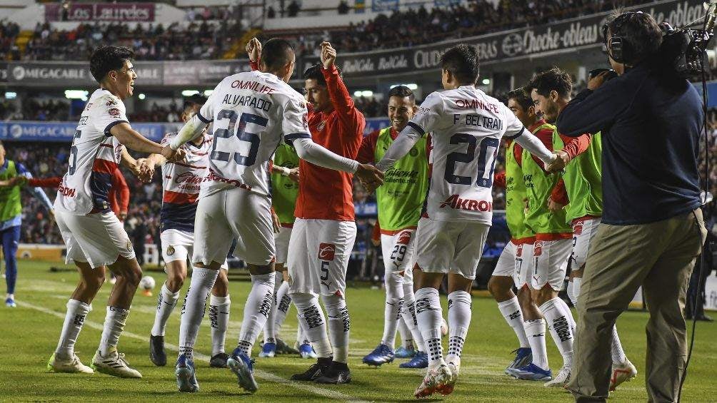 Chivas en el festejo del gol de Alvarado