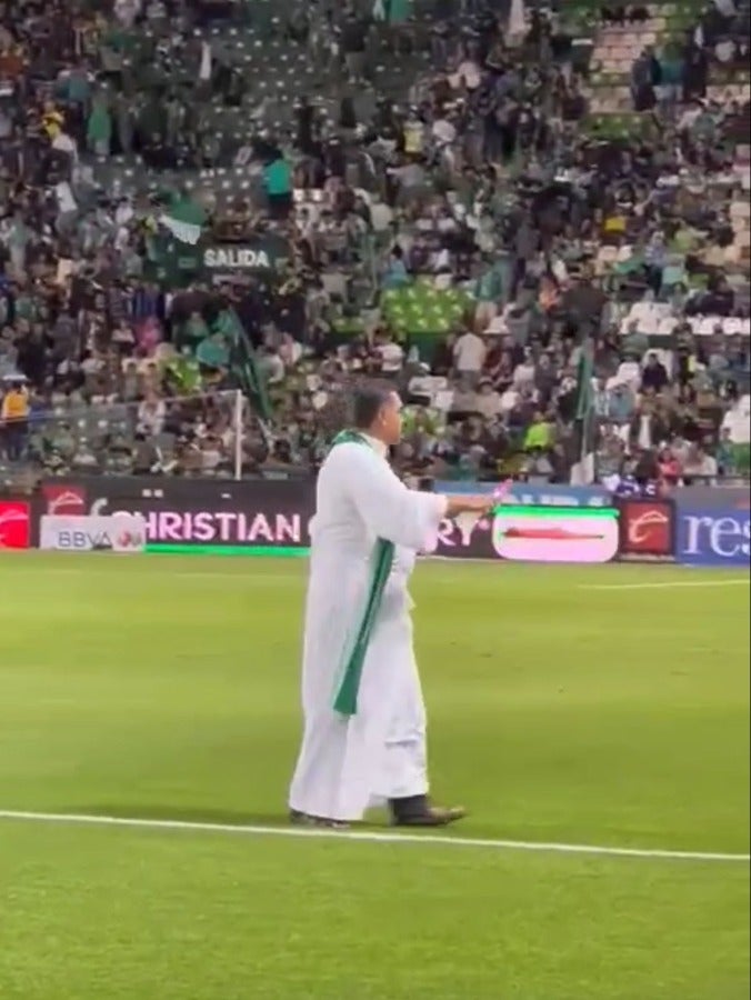 Sacerdote regó el césped del Estadio León