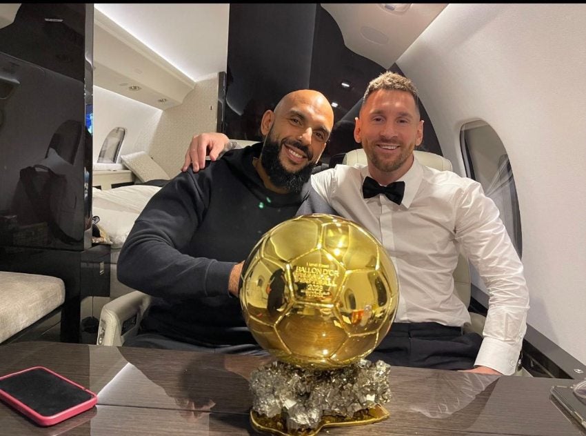 Yassine y Messi con el Balón de Oro