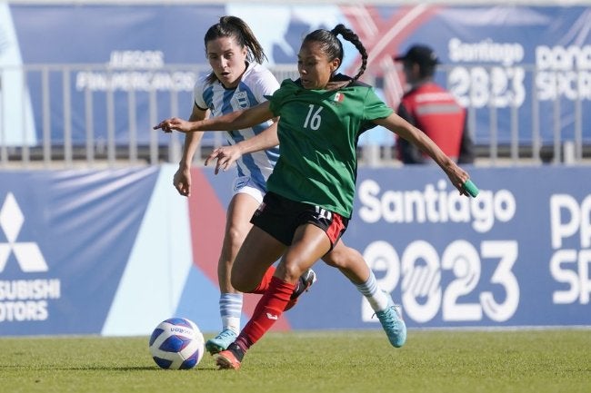 Karla Nieto pelea el balón durante el partido