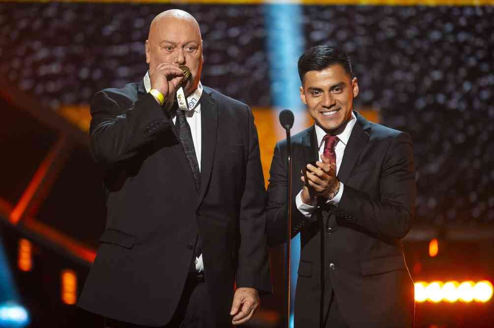 El narrador y Aldo Rocha en la ceremonia del Balón de Oro de la Liga MX en 2022