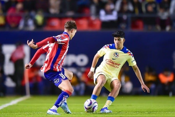 América disputando el balón