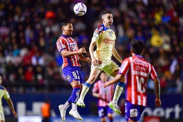 América y San Luis disputando el balón