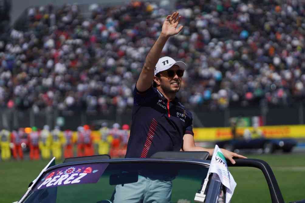 Checo en el desfile de pilotos