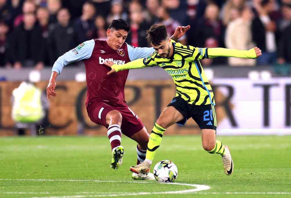 Edson y Fabio Vieira en disputa del balón 