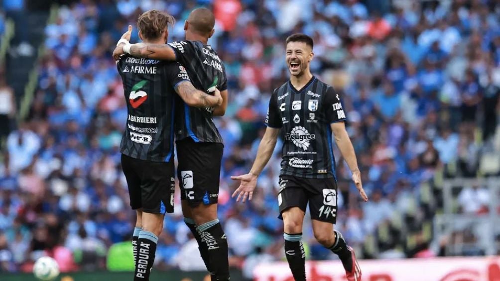 Querétaro celebrando el triunfo ante Cruz Azul