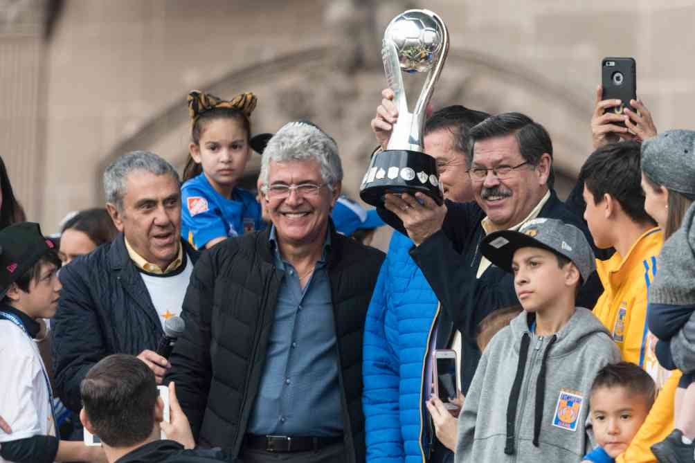 'Tuca' sin bigote tras ser campeón en el Apertura 2017