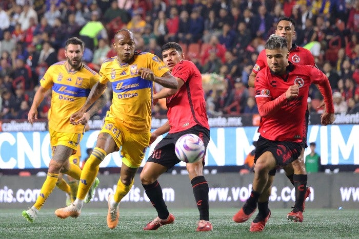 Tigres disputando el balón