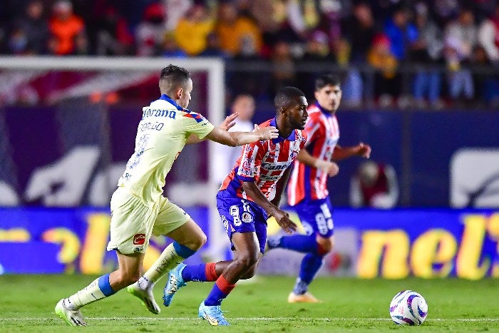 América y San Luis disputando el balón