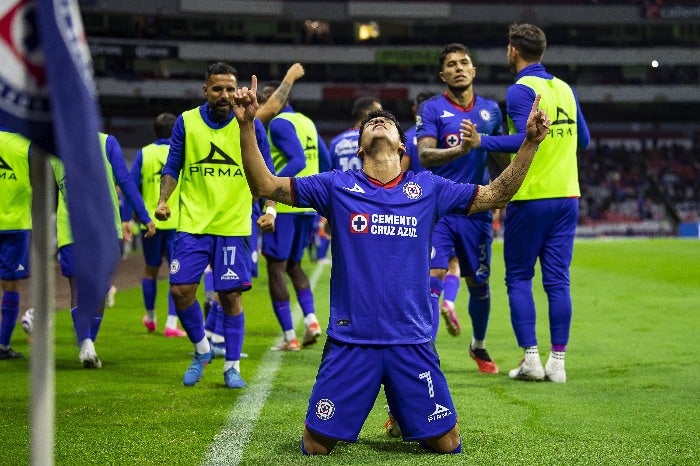 Uriel Antuna jugando con Cruz Azul 