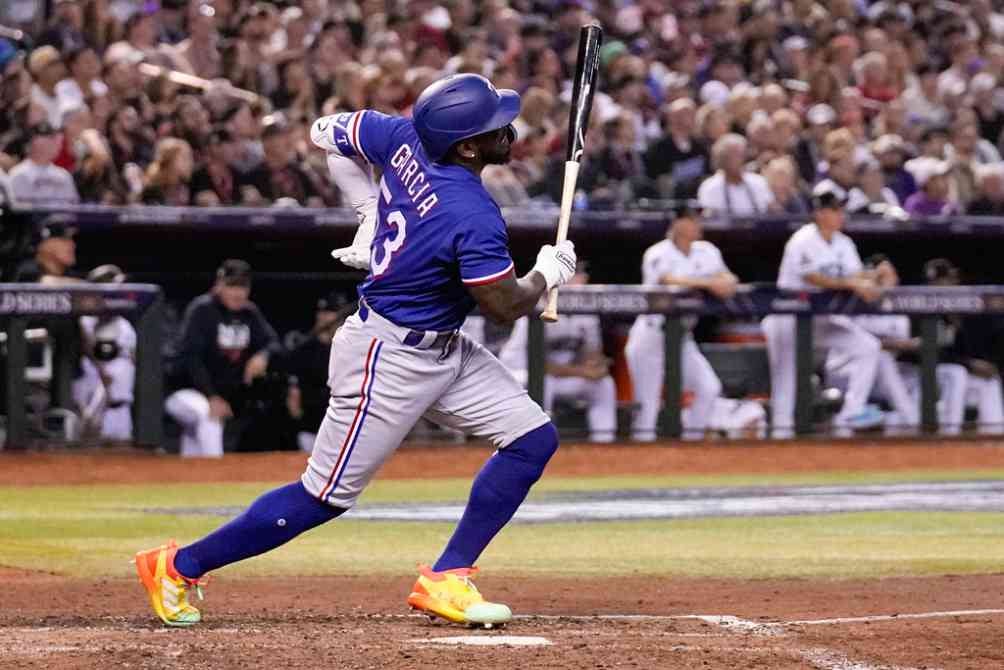 Adolis García, también nominado, en partido de la Serie Mundial 