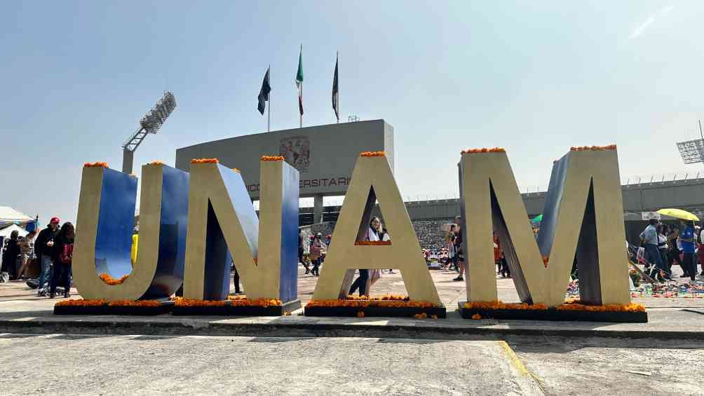 La UNAM realizó su tradicional Mega Ofrenda, ahora en el Estadio Olímpico Universitario