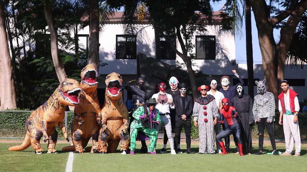 Jugadores de Chivas se disfrazan para 'festejar' el Día de Muertos