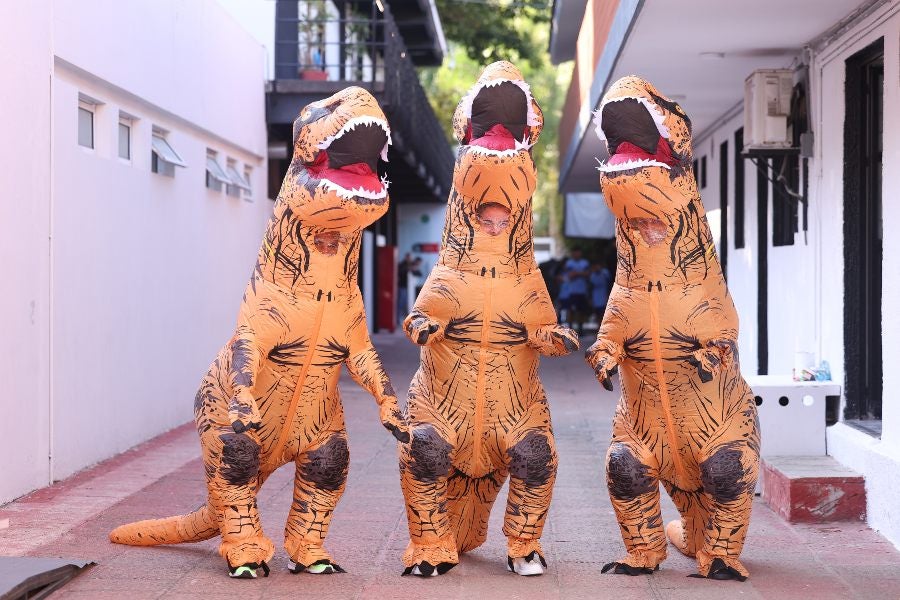 Jugadores de Chivas vestidos de dinosaurios