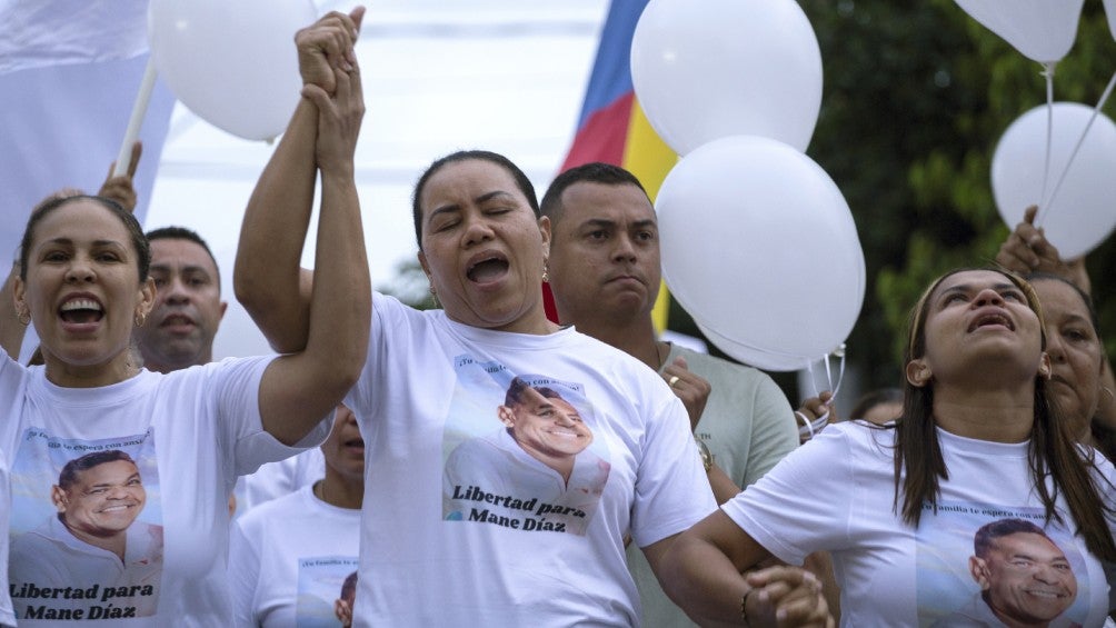 La madre de Luis Díaz (centro) pide la liberación de su esposo