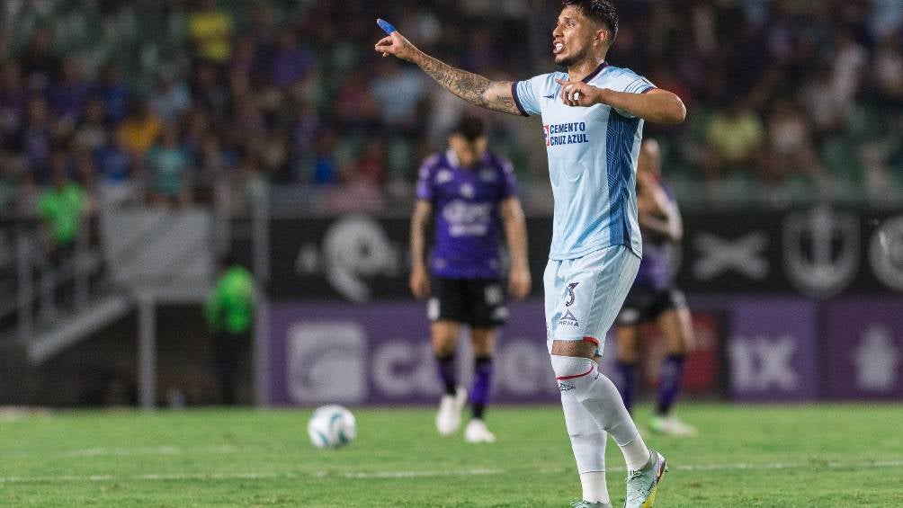 Carlos Salcedo en partido con Cruz Azul