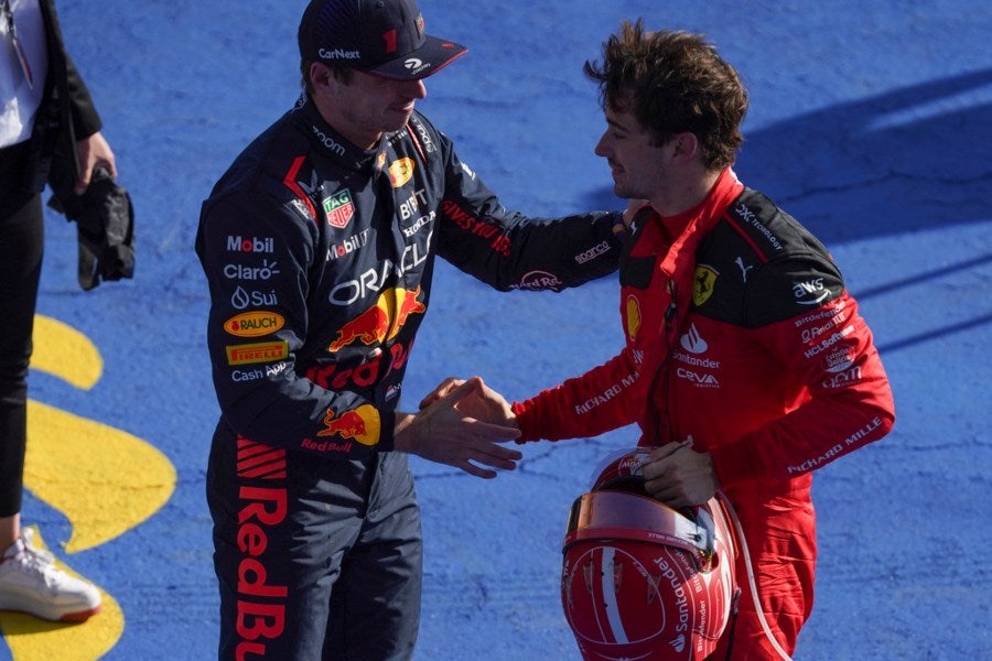 Max Verstappen superó a Charles Leclerc