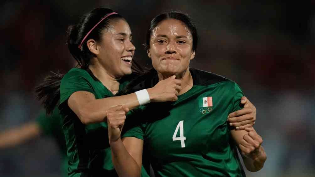 Rebeca Bernal y Lizbeth Ovalle celebran el gol ante Chile