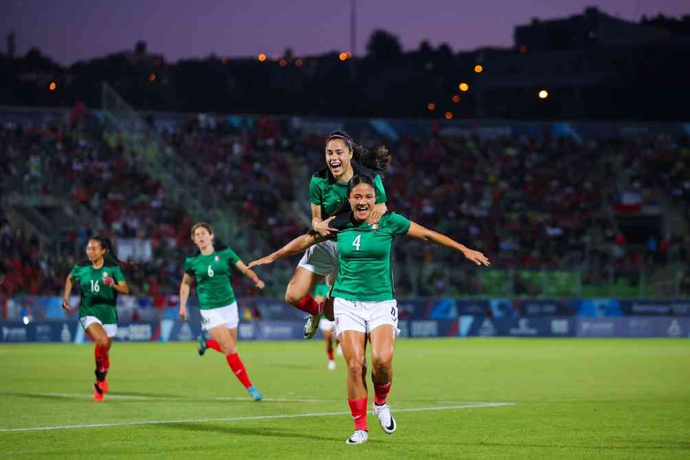 Rebeca Bernal celebra su gol