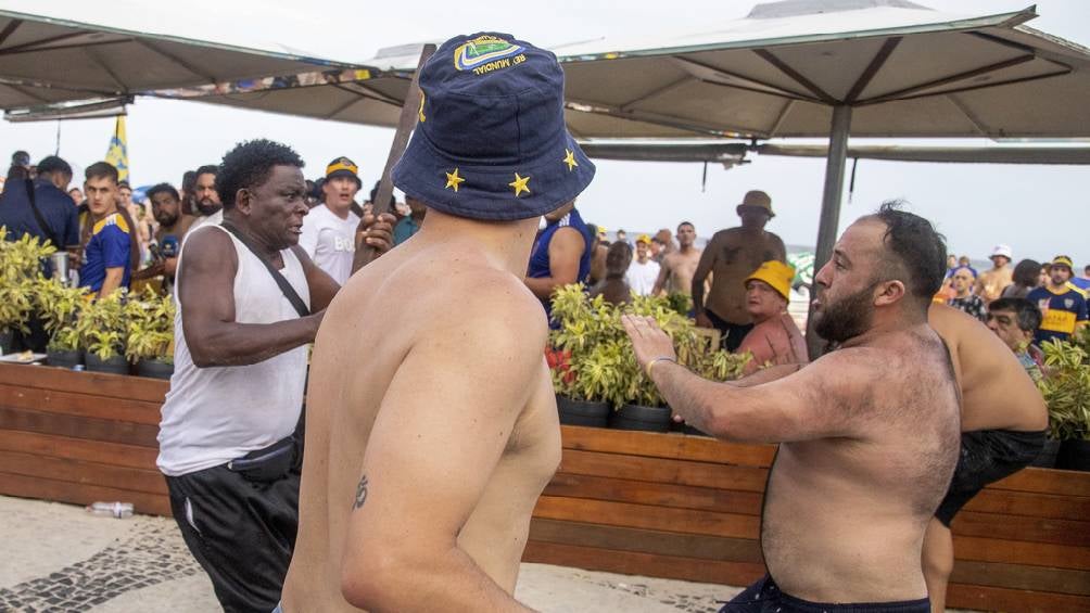 Aficionados de Boca y Fluminense se pelearon en Copacabana