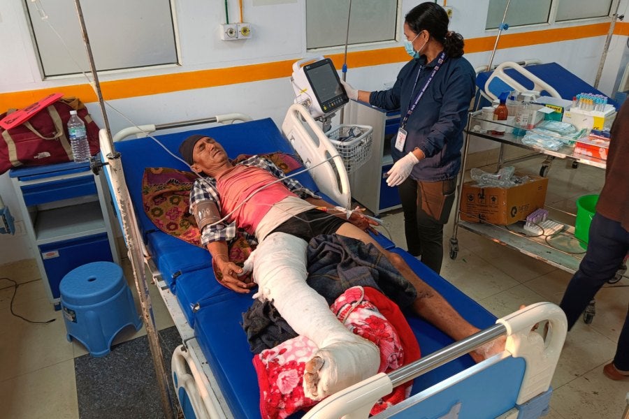 Personas en hospital tras terremoto en Nepal